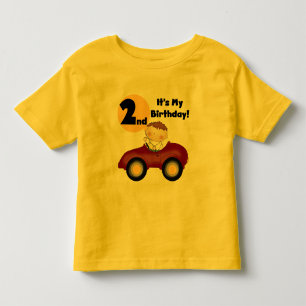 Niño con camisetas y regalos de segundo cumpleaños