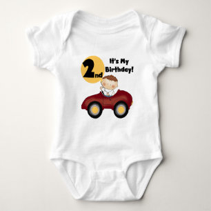 Niño con camisetas y regalos de segundo cumpleaños