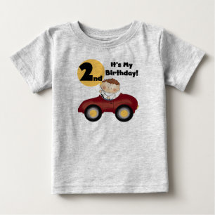 Niño con camisetas y regalos de segundo cumpleaños