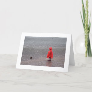 Niño con impermeable rojo en la lluvia tarjeta de