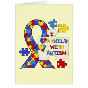 Niño con la cinta de la conciencia del autismo