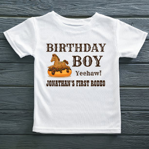 Niño de cumpleaños, caballo bebé, con una camiseta