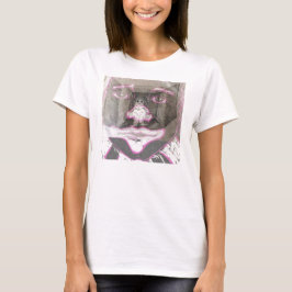 Niño dentro de la camiseta