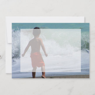 niño en la playa jugando en el agua