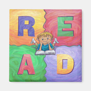 Niño leyendo imán colorido