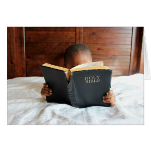 Niño leyendo la Santa Biblia
