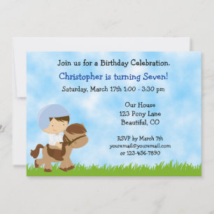 Niño lindo montando una invitación de cumpleaños a