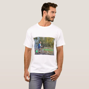Niño Pescando Apretando Camisa De Miedo