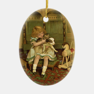 Niño precioso que sostiene un ornamento del gatito