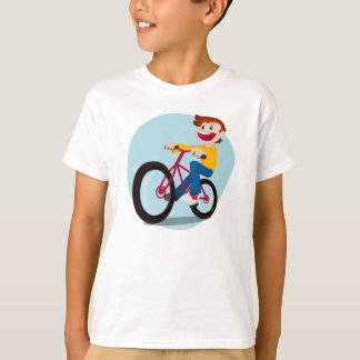 Niño que monta una camiseta de la bici
