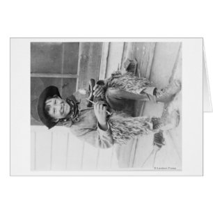 Niño vestido de vaquero con juguetes