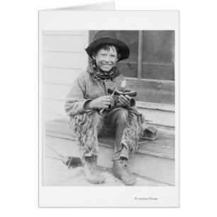 Niño vestido de vaquero con juguetes