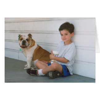Niño y perro Bulldog