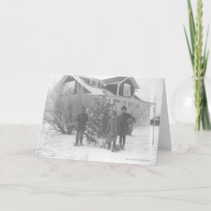 Niños afuera con árbol de Navidad