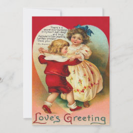 Niños amables bailando con la invitación a la boda