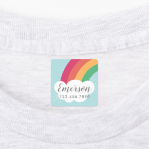 Niños arcoiris coloridos planean sobre la etiqueta