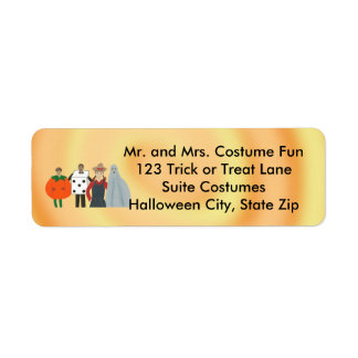 Niños con disfraces de Halloween abordan etiquetas