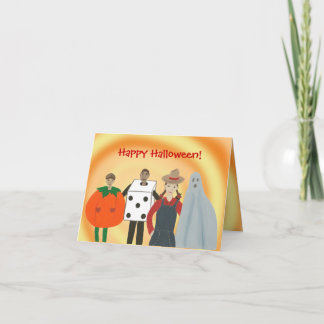 Niños con disfraces y tarjetas de Halloween felice