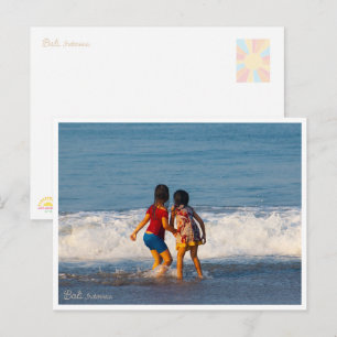 Niños de Bali jugando en la playa – Tarjeta postal