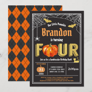 Niños de Halloween con invitación para el cuarto c
