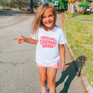 Niños desarman camiseta de segundo grado en rosa