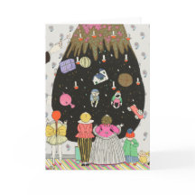 Niños disfrazados decorando el árbol de Navidad