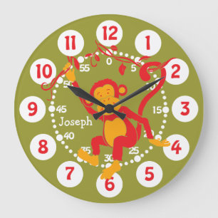 Niños divertidos llaman reloj de pared rojo y verd