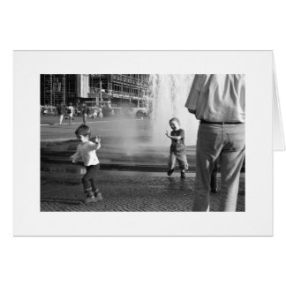 Niños en la fuente de Berlín