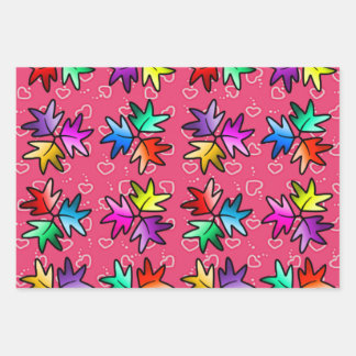 Niños envolviendo papel de hojas de corazón 