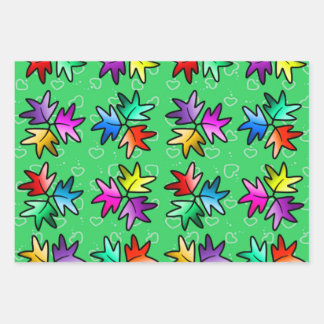 Niños envolviendo papel de hojas de corazón 