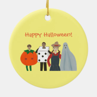 Niños felices de Halloween con adornos de disfrace