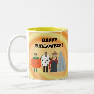 Niños felices de Halloween con disfraces y tazas