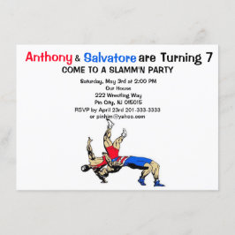 Niños gemelos luchan contra la invitación al cumpl