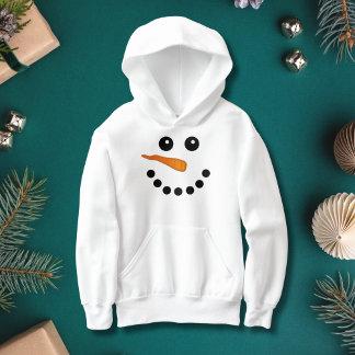 Niños graciosos y graciosos muñecos de nieve enfre