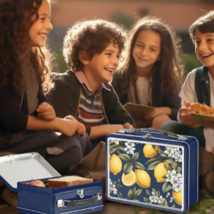 Niños italianos elegantes con lémulos mediterráneo