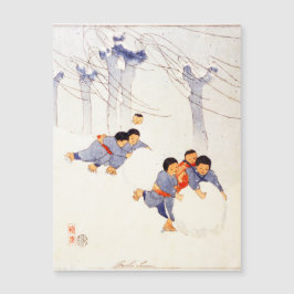 Niños japoneses rodando grandes bolas de nieve