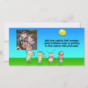 Niños jugando al aire libre en un día soleado