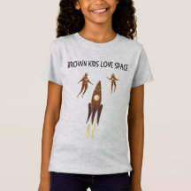 Niños marrones adoran la camiseta de los niños del