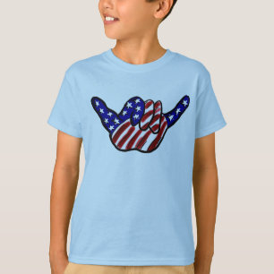 Niños patriotas colgando una camisa suelta