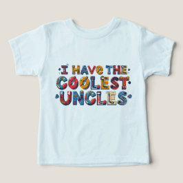 Niños pequeños que tienen tíos que juegan al hocke