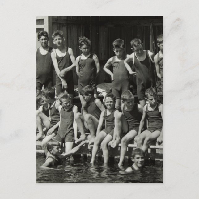 Niños posando entre natación, postal de 1920 (Anverso)