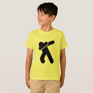 Niños que frotan la camiseta del lenguado