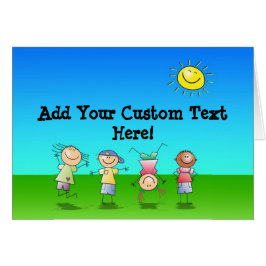 Niños que juegan al aire libre en un día soleado