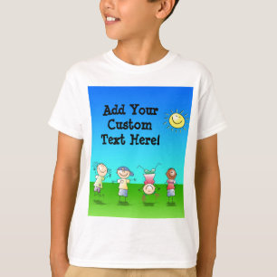 Niños que juegan al aire libre en una camiseta de