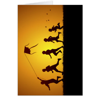 Niños que vuelan una cometa