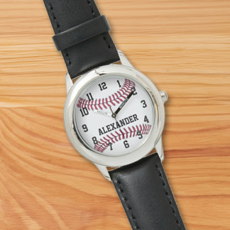 Niños y niñas con un reloj de béisbol personalizad