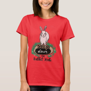 No bajes la camiseta roja de las mujeres del aguje