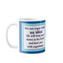 no discuta con un idiota, él… Taza blanca