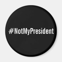 No es mi presidente, letras blancas en imán negro