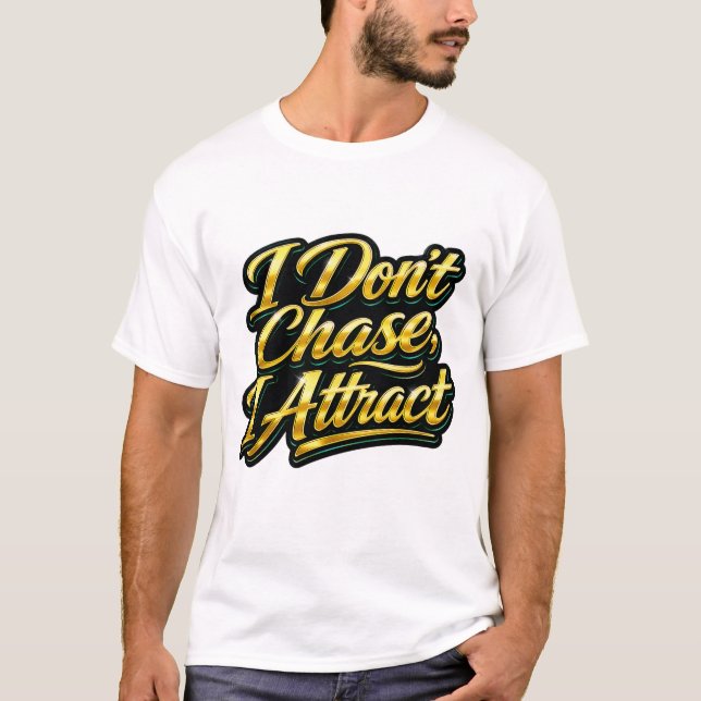 No Persigo, Atraigo Camiseta Con Cita Dorada Scrip (Anverso)